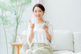 携帯を持つショートヘアーの女性